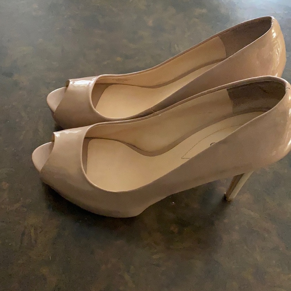 Guess open toe high heel in tan